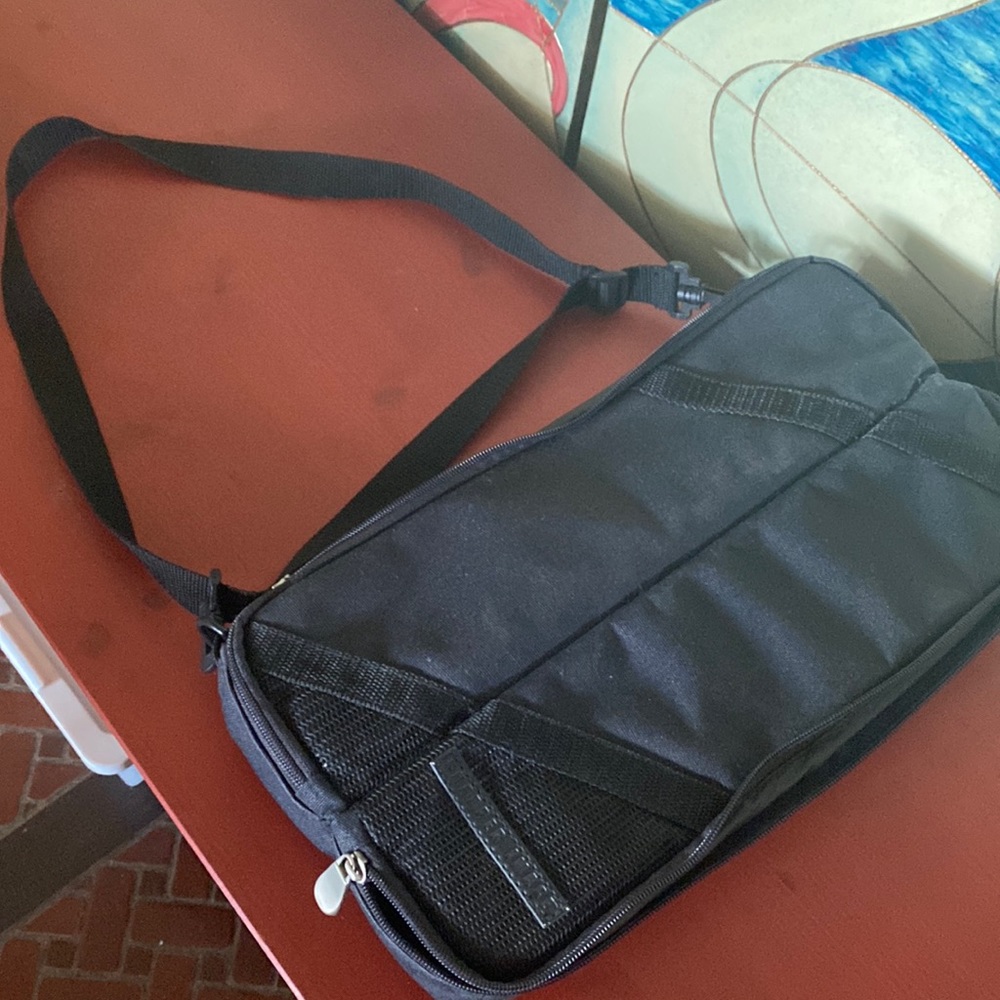 Sharper image insulated wine tote with pockets to hold glasses etc